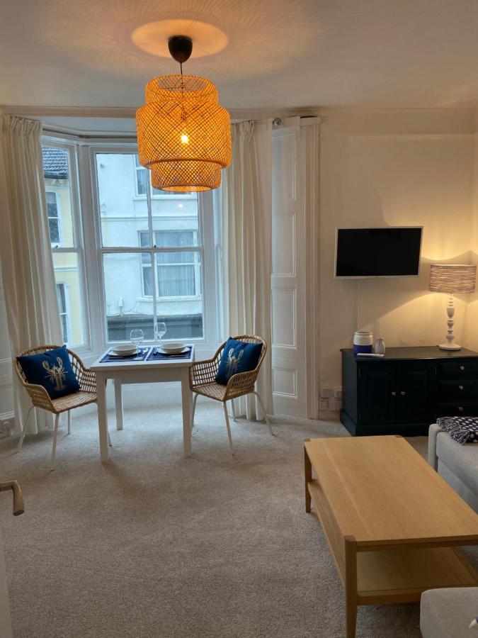 Centrally Located, Comfortable Near Station, And North Laines Apartment *