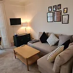 Centrally Located, Comfortable Apartment Near Station, Beach And North Laines