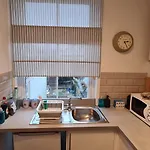Centrally Located, Comfortable Apartment Near Station, Beach And North Laines