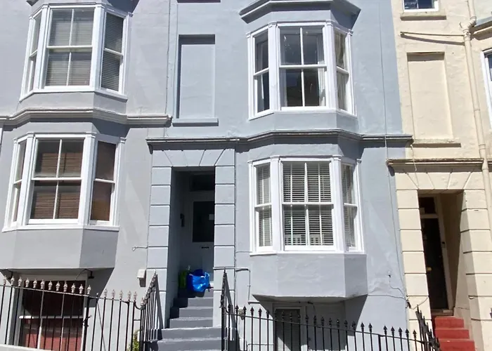 Centrally Located, Comfortable Apartment Near Station, Beach And North Laines
